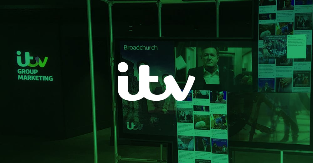 Videomural artístico que muestra los carteles de los espectáculos y el contenido de las redes sociales en la oficina de marketing del Grupo itv, con una capa verde y el logotipo.