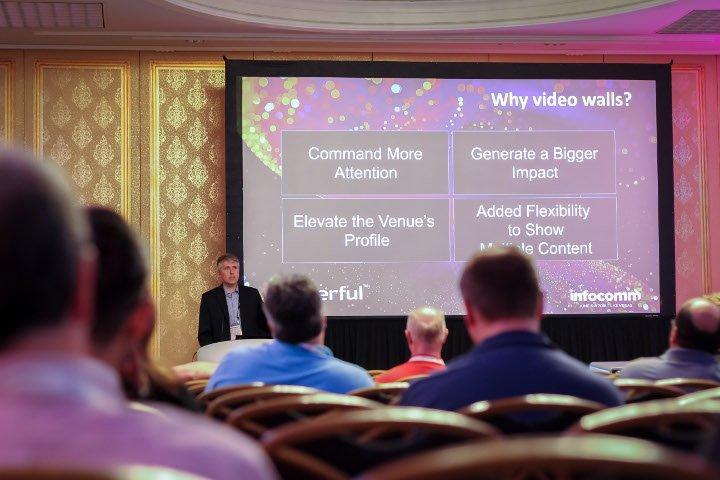 Tim Griffin, CTO de Userful, dando una presentación sobre AV-over-IP, y por qué los videowalls son importantes en Infocomm 2018