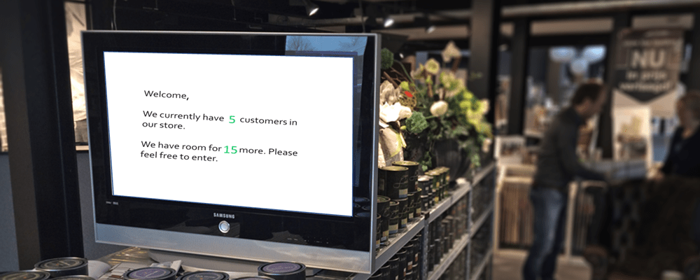 Un monitor que muestra el número de clientes en vivo en el mensaje de la tienda impulsado por REST-API, en una tienda