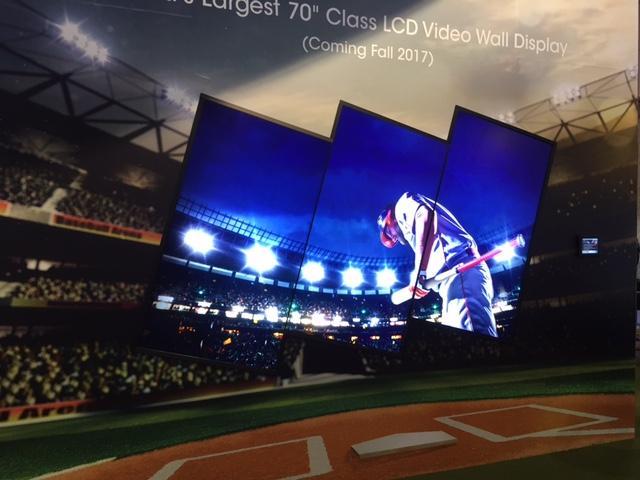 Un videowall compuesto por 3 paneles de vídeo LCD de 70 pulgadas, que muestra un jugador de béisbol en un estadio