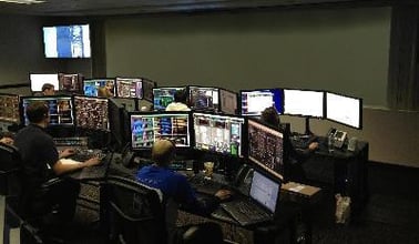 Una sala de control con trabajadores en sus puestos de trabajo