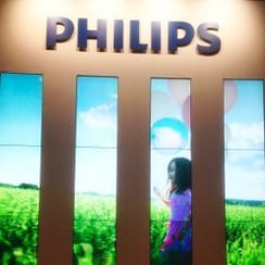 Stand de soluciones de señalización de Philips con publicidad en videowall en ISE 2017 Ámsterdam