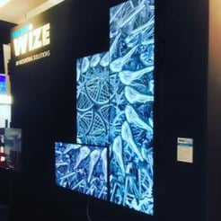 Stand de soluciones de montaje Wize-AV con publicidad en videowall en ISE 2017 Ámsterdam