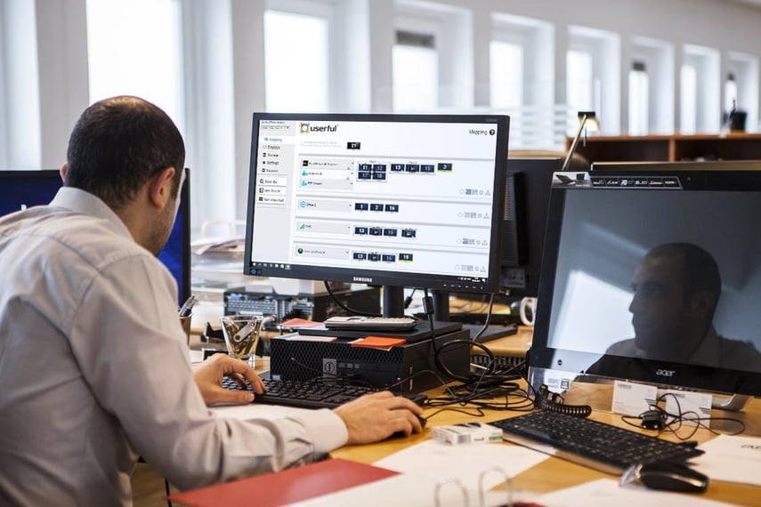 Hombre en su escritorio utilizando el Userful Manager en su escritorio