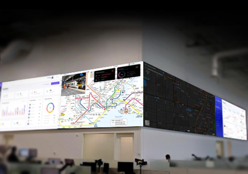 Videowall en una sala de control del noc que muestra mapas de tránsito y cuadros de mando de datos