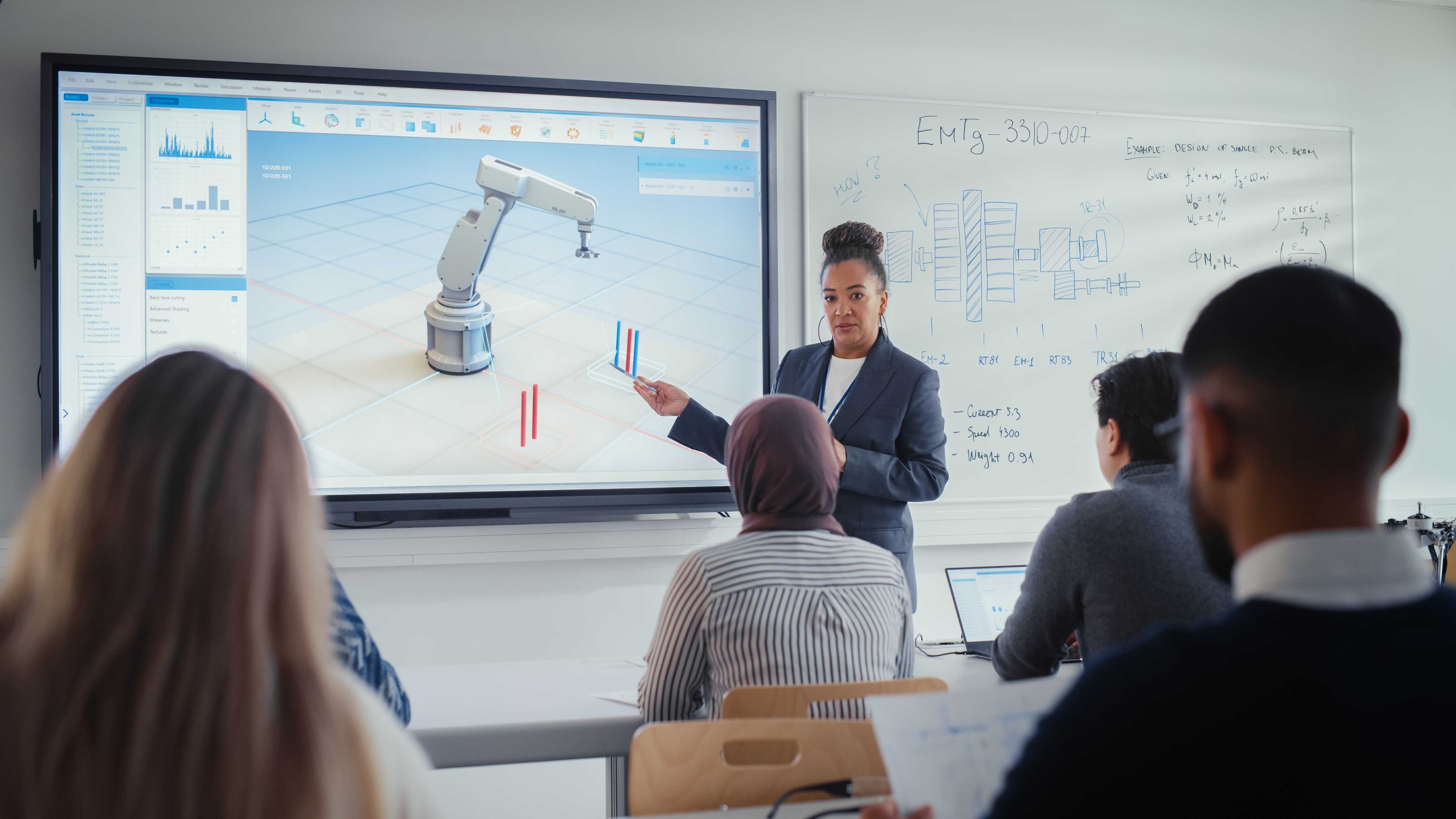 alumnos mirando la pantalla mientras el profesor presenta