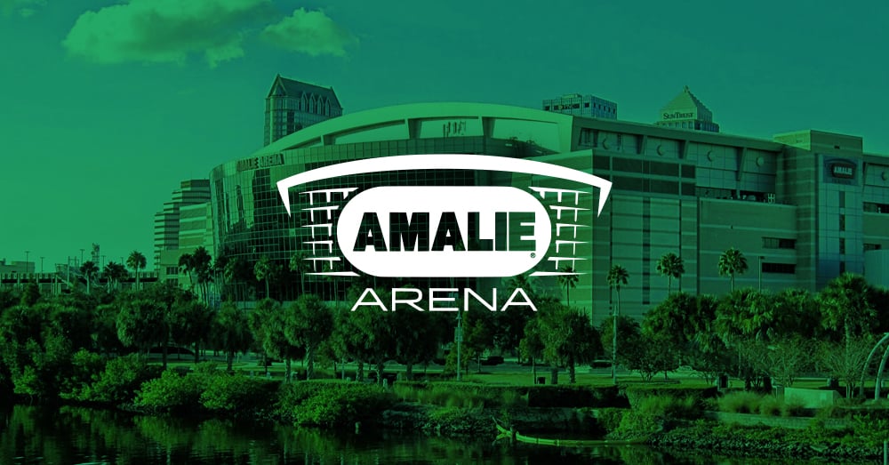 El Amalie Arena con el logo y el revestimiento verde