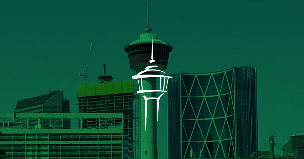 Torre de Calgary con revestimiento verde y logotipo
