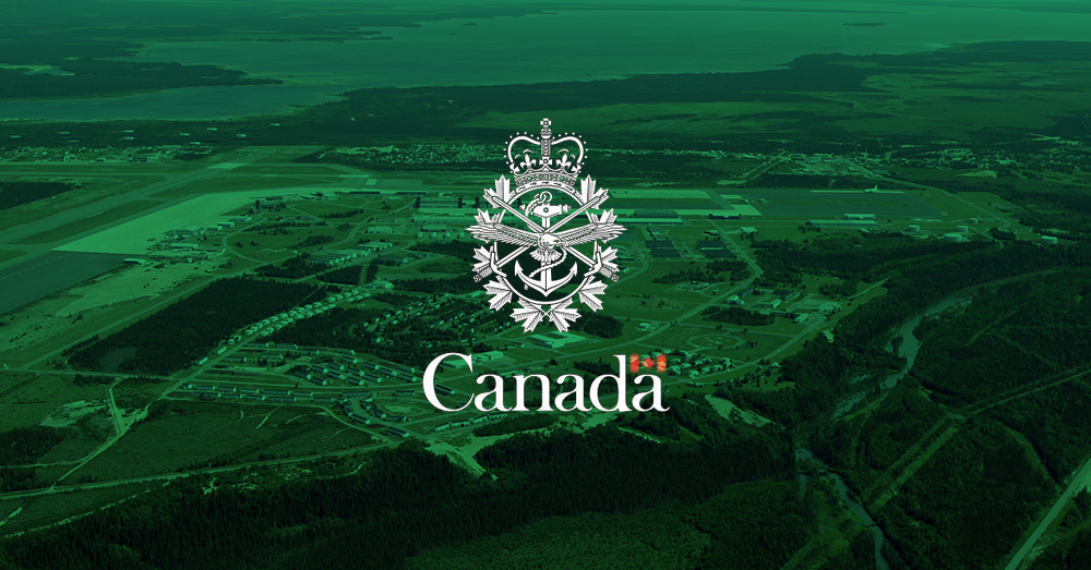 Logotipo blanco de las Fuerzas Armadas canadienses, centrado en una foto verde superpuesta de una base