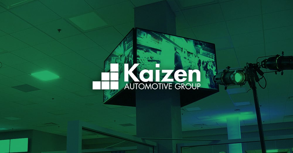 Videowall con publicidad de coches en un concesionario propiedad de Kaizen Automotive Group con sobreimpresión verde y logotipo
