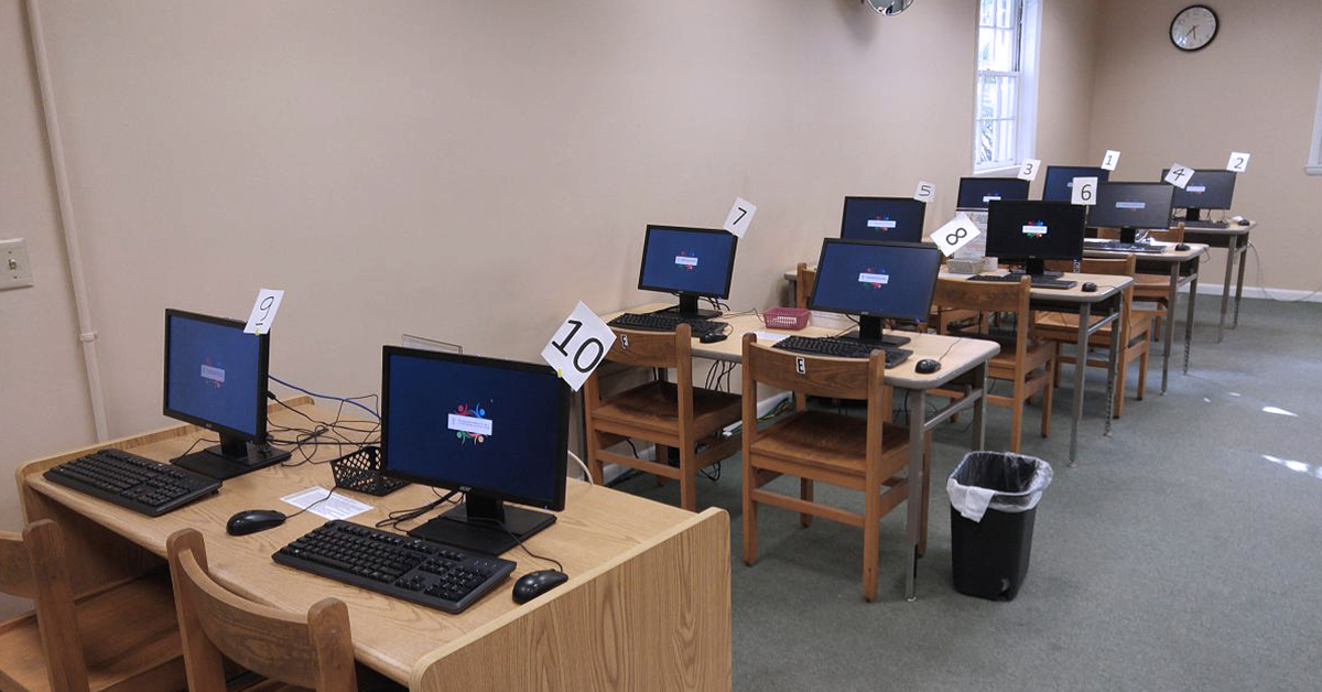 8 puestos de trabajo en una sala de ordenadores de la Biblioteca Pública de Monro Country, gestionados por Userful Desktop