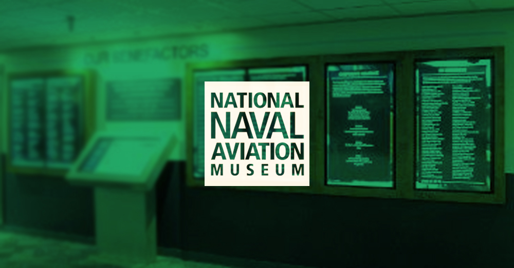 Salón de Reconocimiento vacío del Museo Nacional de Aviación Naval, con paredes de vídeo para la visualización del reconocimiento de los donantes con superposición verde y logotipo