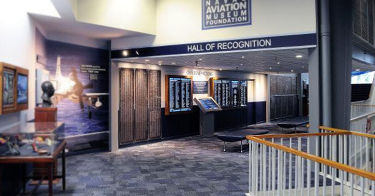 El Museo Nacional de Aviación Naval vacía el Salón de Reconocimiento, con paredes de vídeo para mostrar el reconocimiento a los donantes