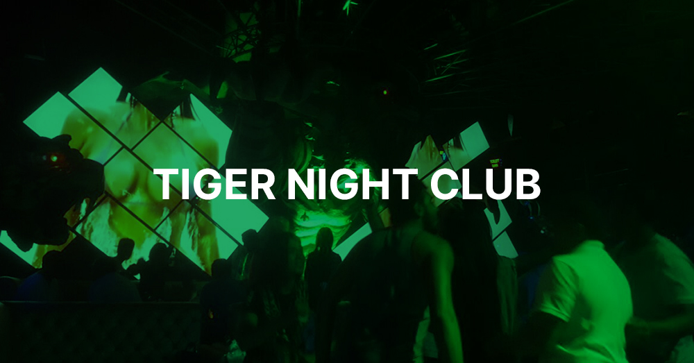 Muro de vídeo artístico en el Tiger Night Club con superposición verde y el nombre del club en texto blanco