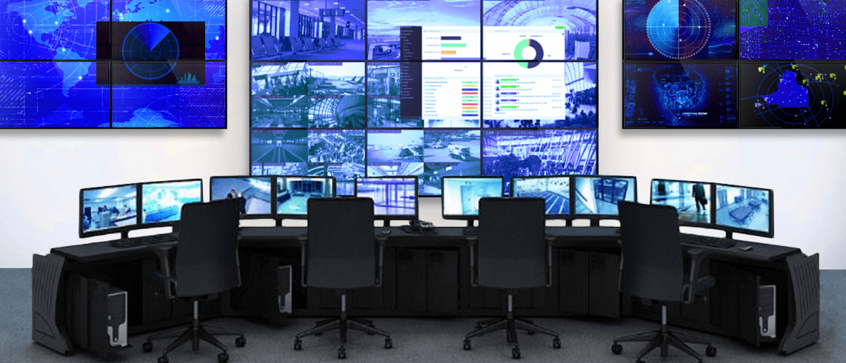Sala de control vacía con 4 puestos de trabajo y 3 videowalls que muestran las imágenes de las cámaras de seguridad en directo y los paneles de datos