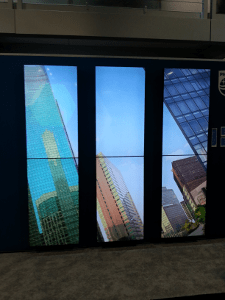 Videowall de 6 paneles que muestra rascacielos