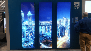 Videowall de 6 paneles de Philips que muestra el centro de una ciudad por la noche