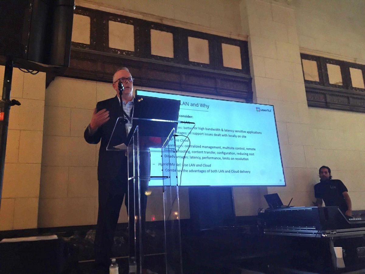 Rob Miller, vicepresidente de productos de Userful, dando una presentación sobre AV-over-IP basado en software en el evento LG Tech Tour 2018