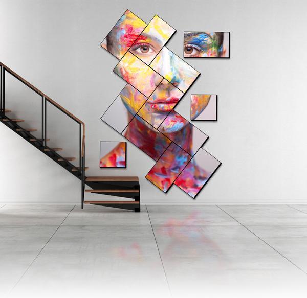 Una moderna escalera y una artística pared de vídeo de mosaico que muestra una obra de arte de una cara pintada