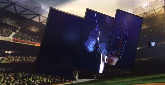 Videowall LED 4K de 3 paneles que muestra una pelota de béisbol atrapada por una mano en un guante de béisbol
