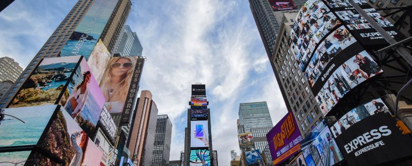 El Times Square de Nueva York se llena de videowalls y señalización digital, y de mucha gente durante el día