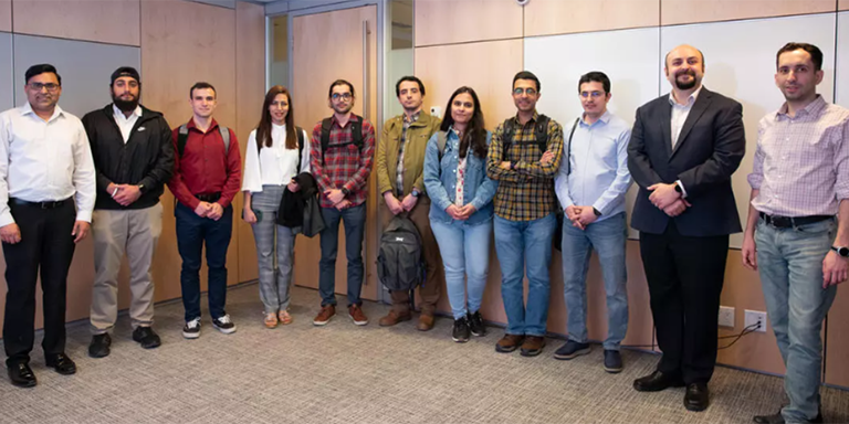 Grupo de estudiantes de la Universidad de Calgary y empleados de Userful en la sala de juntas.