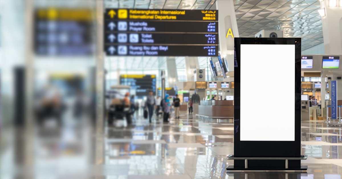 Un videowall en blanco dentro de un aeropuerto