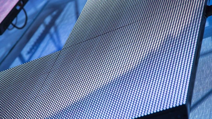 Primer plano de un panel LED que forma parte de un videowall