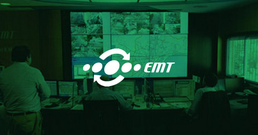 Los empleados de la EMT supervisan las operaciones de tránsito a través de sus puestos de trabajo y de un muro de vídeo que muestra las imágenes de las cámaras en directo, los mapas de tránsito y los sitios web con la superposición verde y el logotipo