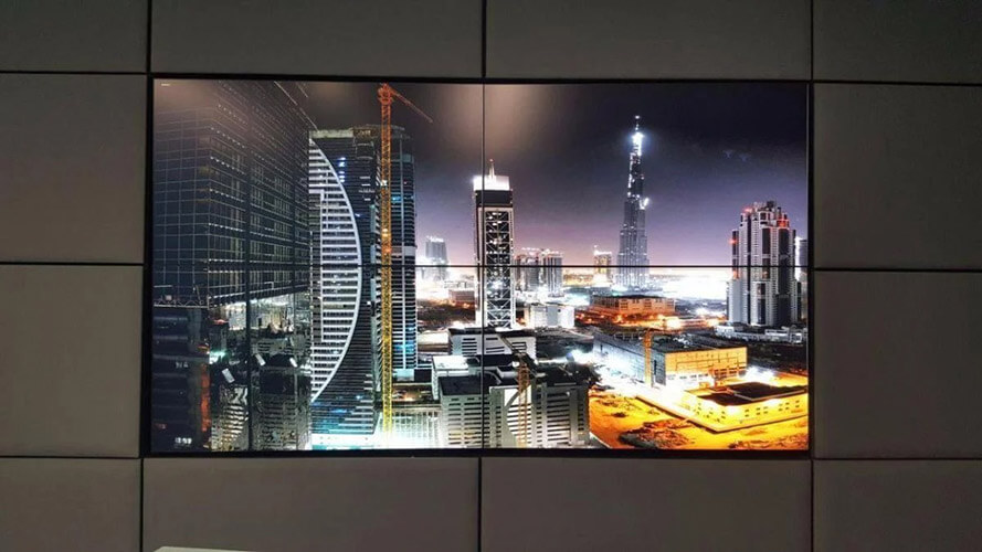 Pared de vídeo de 4 paneles que muestra una foto del centro de Dubai por la noche