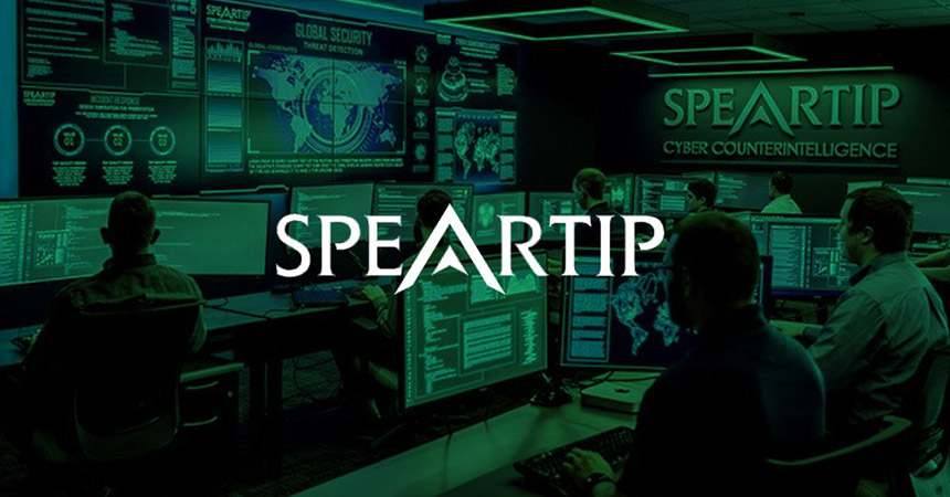 Centro de operaciones de seguridad de contrainteligencia de Speartip con paredes de vídeo que muestran datos, y trabajadores en puestos de trabajo con superposición verde y logotipo