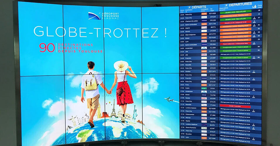 Videowall en el aeropuerto de Toulouse-Blagnac que muestra la publicidad y los horarios de salida de los vuelos
