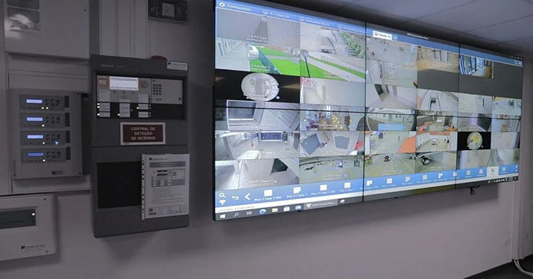 Videowall que muestra las imágenes de las cámaras en directo en la sala de control de las operaciones de seguridad en el Mundo del Vino de Portugal, gestionado por la plataforma de Userful